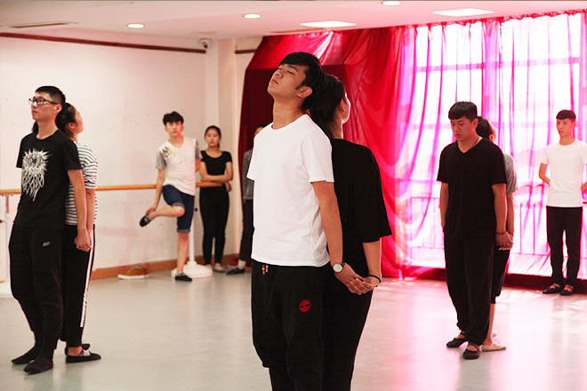 北京星干線表演班學(xué)員進(jìn)行形體測試