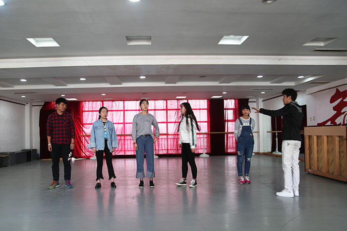 表演老師對學(xué)生進(jìn)行專業(yè)知道