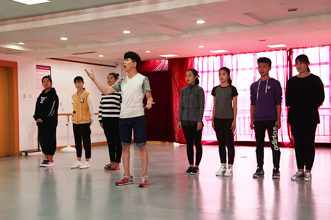 北京星干線表演專業(yè)學(xué)員進(jìn)行聲樂測試