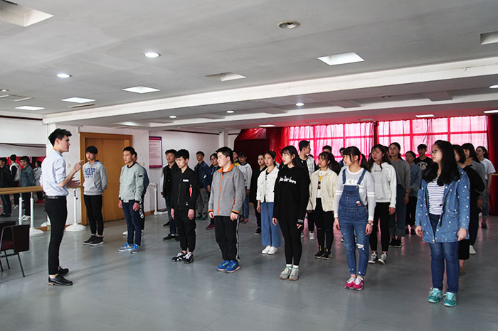 表演專業(yè)老師對學(xué)生進(jìn)行專業(yè)指導(dǎo)