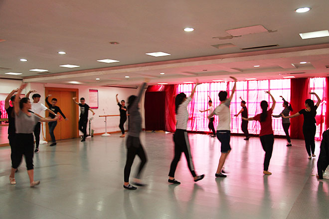 北京星干線表演專業(yè)學(xué)員進(jìn)行形體測試