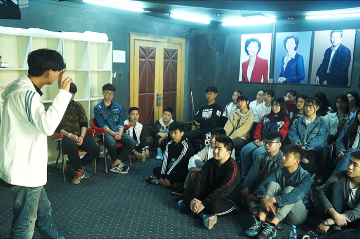 播音專業(yè)的學(xué)生走進(jìn)星干線演播室