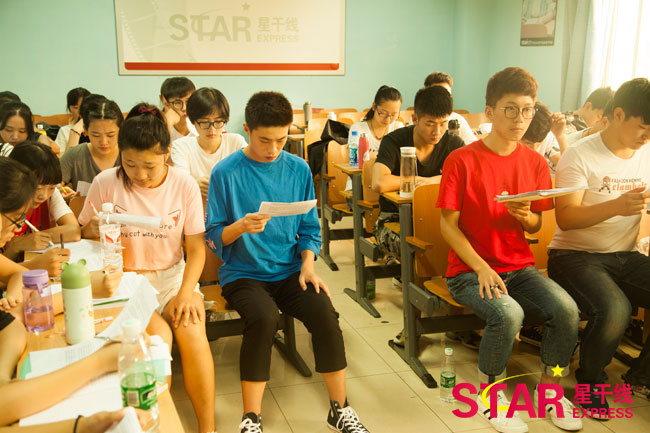 游學營期間,播音專業的學員參與星干線的播音課程