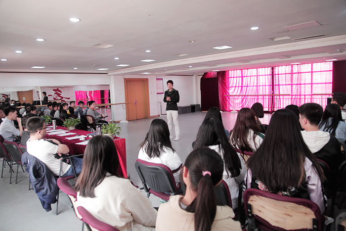 表演老師對學(xué)生的點(diǎn)評