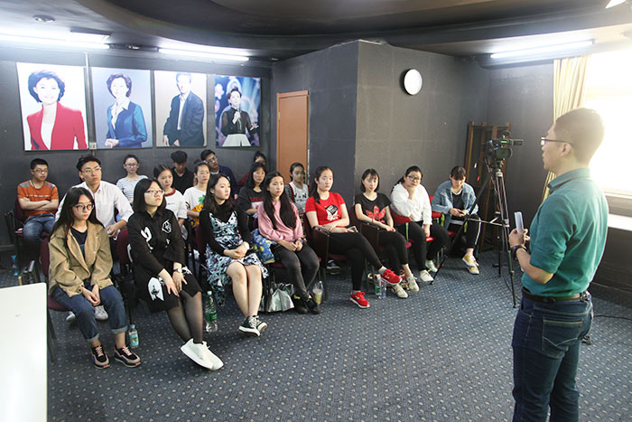 譚老師給同學們進行播音專業(yè)解讀