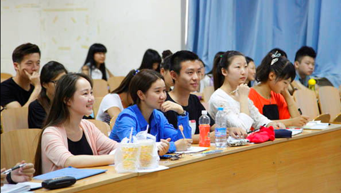 編導專業(yè) 編導藝考考生認真聽講