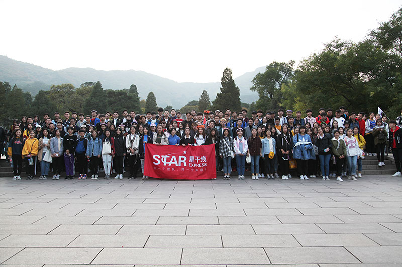 星干線藝考香山誓師大會,師生在香山前合影
