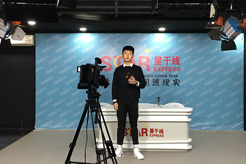 星干線藝考學(xué)員進(jìn)行即興評(píng)述展示