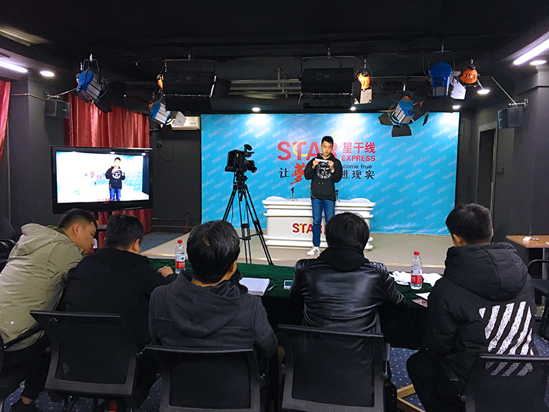 星干線藝考播音學(xué)員進(jìn)行即興評(píng)述展示